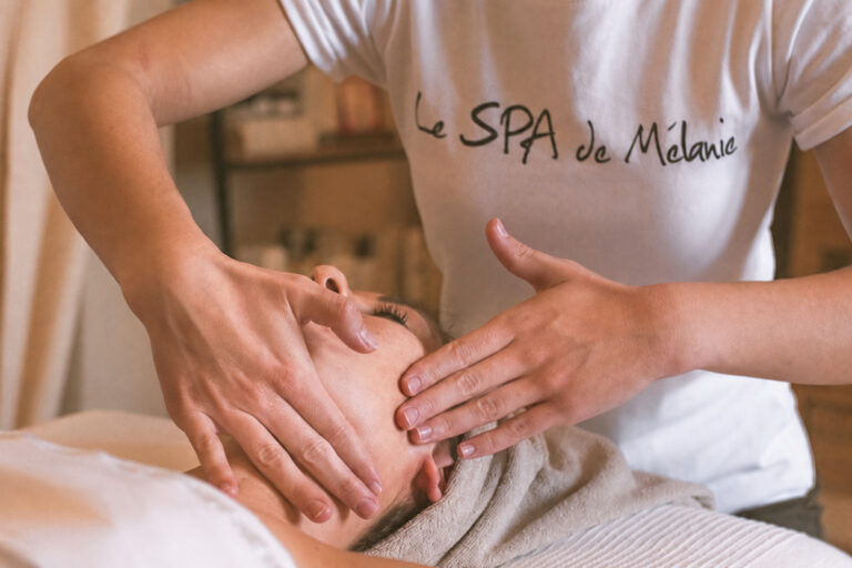 Technique de massage du visage pendant un soin Kobido liftant à Nîmes