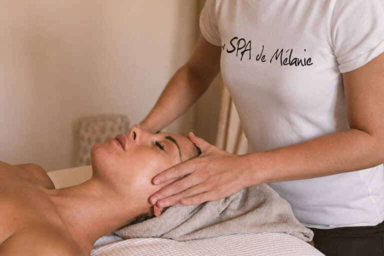 Manœuvre liftante réalisée pendant un massage Kobido au Spa de Mélanie à Nîmes