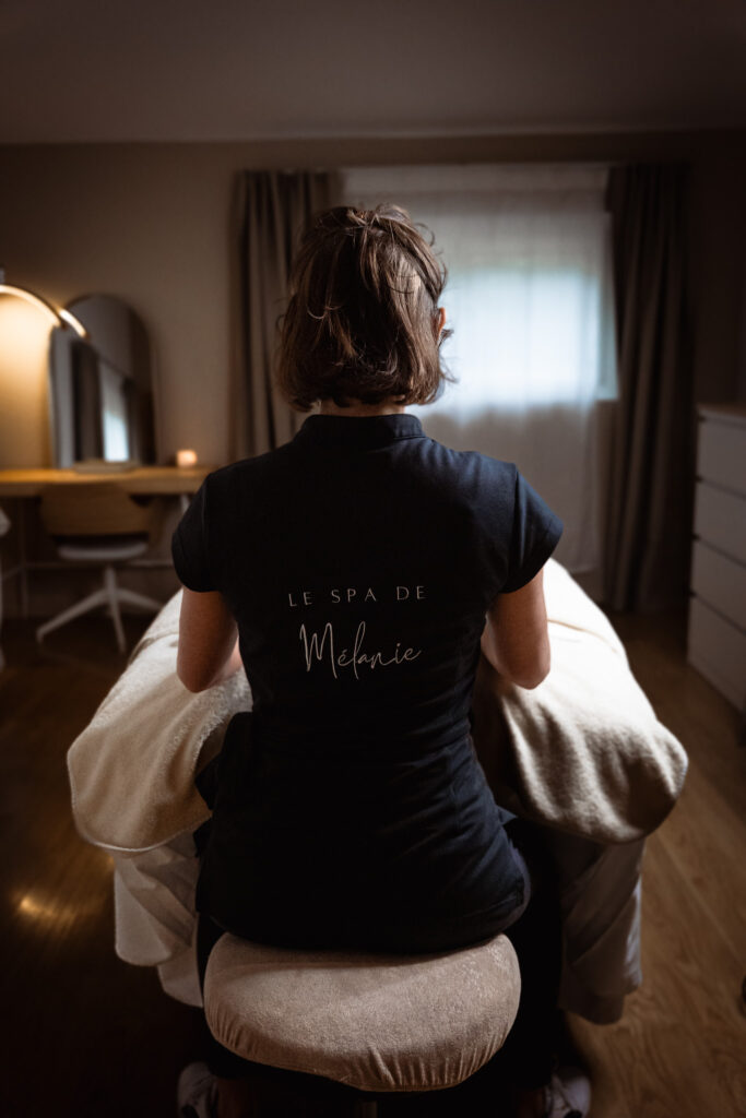 Praticienne réalisant un soin bien-être au Spa de Mélanie à Nîmes.