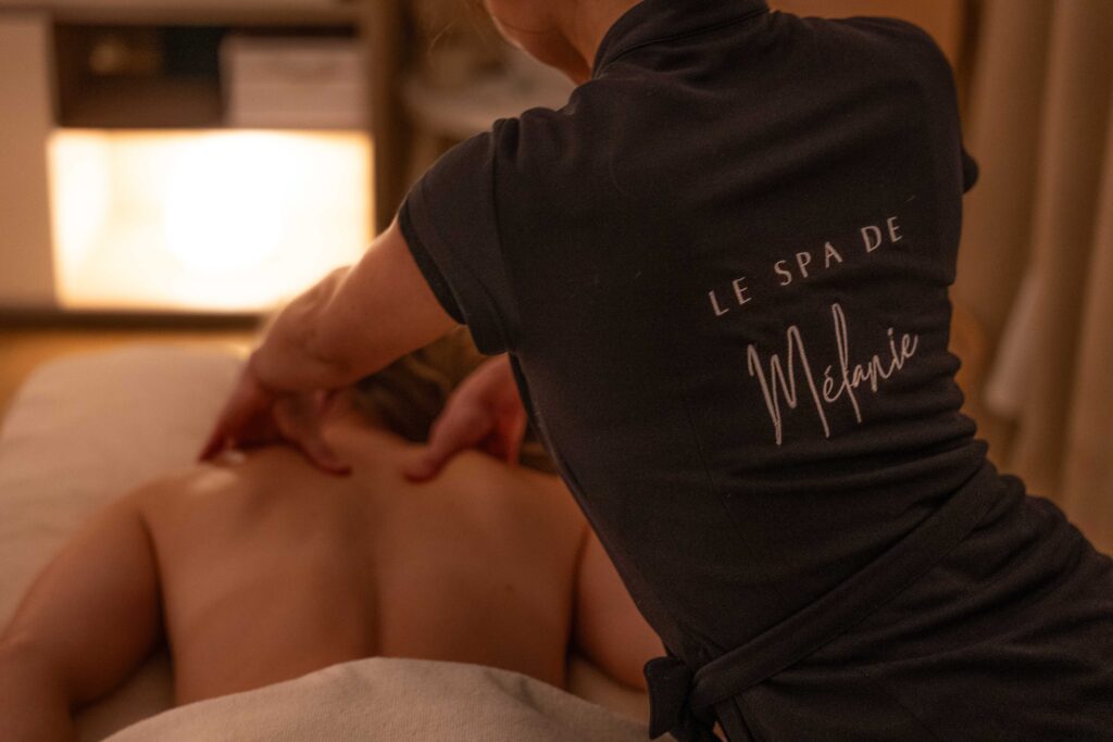 Massage à 4 mains réalisé au Spa de Mélanie à Nîmes, deux praticiennes massant en même temps pour une détente profonde et exclusive.