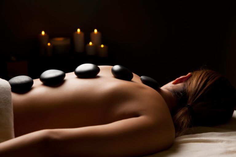 Massage aux pierres chaudes – des pierres volcaniques chauffées posées sur le dos pour un relâchement musculaire profond.